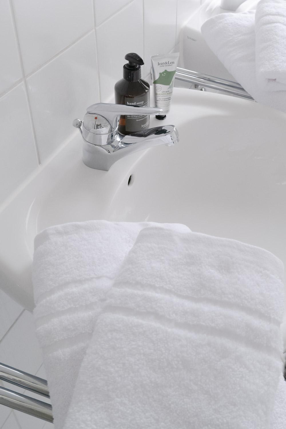 Bella Casa - Business&Family - 2 Zimmer Direkt Neben Schloss, Parkplatz, Smarttv, Netflix, Waschmaschine, 24H Checkin, 71Qm, Kingsizebett, Hotelbettwaesche Ludwigsburg Buitenkant foto